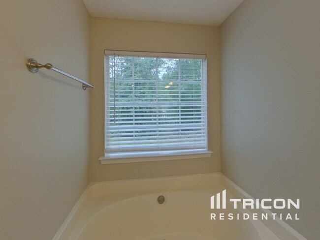 Building Photo - 10 Shadowbrook Ln