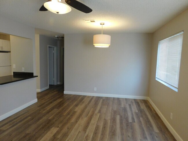 Building Photo - Spacious 2 bedroom- no neighbors under you !!
