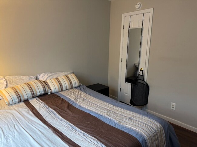 Building Photo - Apartment Located Minutes from Downtown Le...