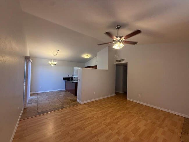 Building Photo - 2527 S Maple Ave