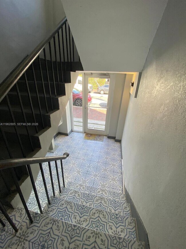 Building Photo - 628 SW 16th Ave