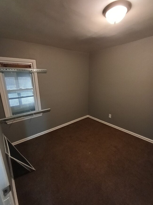 Building Photo - 3 bedroom 1 bath bungalow now available! -...