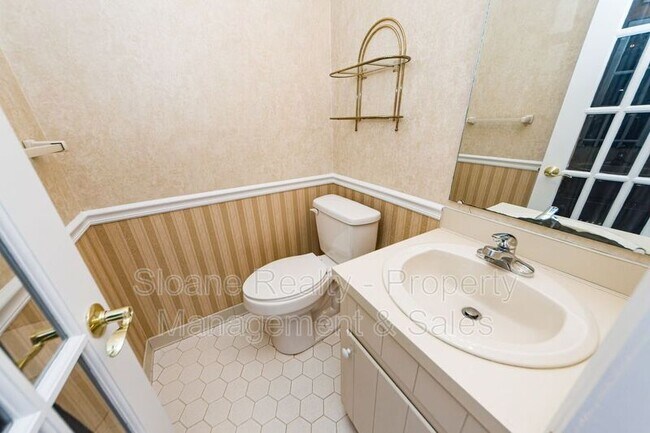 Building Photo - 11 Poets Corner