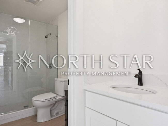 Building Photo - Remodeled Condo in the Heart of Old Town Lake Oswego