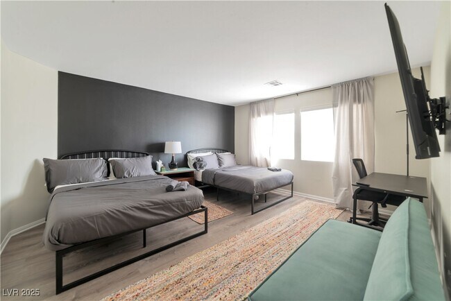 Building Photo - 9932 Sierra Canyon Way