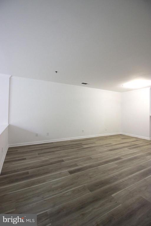 Building Photo - 1100 Quaker Hill Dr