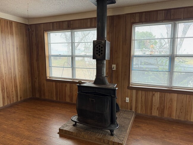 Building Photo - 5 Bed 2 Bath Home w/ 6.14 Acres In Iowa Park ISD.