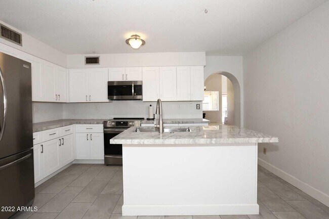 Building Photo - 8428 N 16th Pl