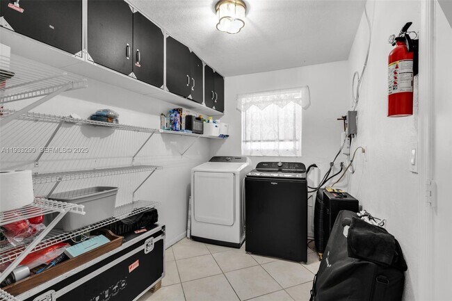 Building Photo - 6841 NW 7th Ct