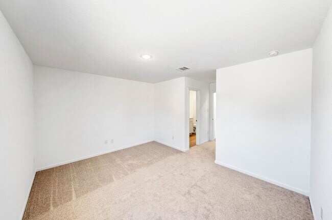 Building Photo - 1 MONTH FREE RENT WITH 18 - 24 MONTH LEASE!!! AVAILABLE THROUGH MAY ONLY! INTERNET INCLUDED!