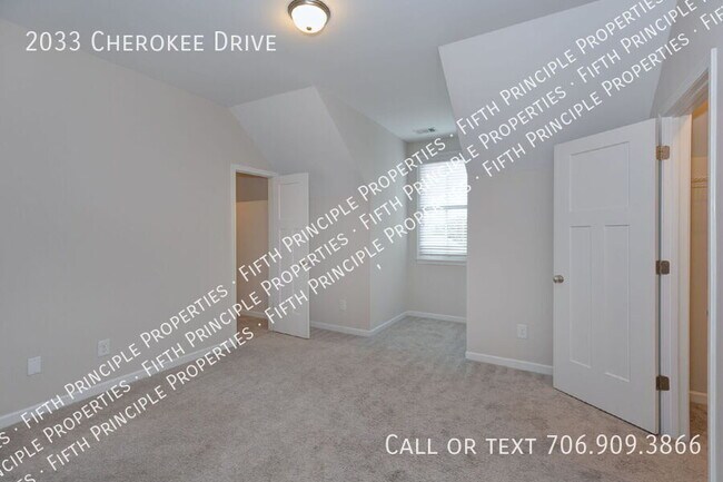 Building Photo - 2033 Cherokee Dr