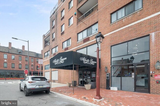 Building Photo - 200 Lombard St