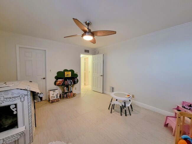 Building Photo - 111 Lake Emerald Dr