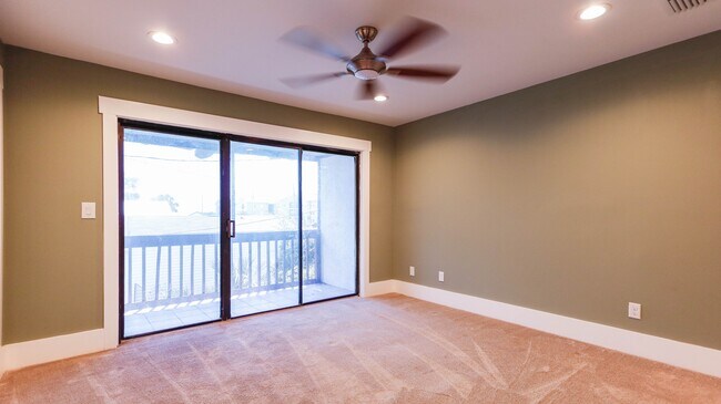 Building Photo - 6475 Oak Shr Dr