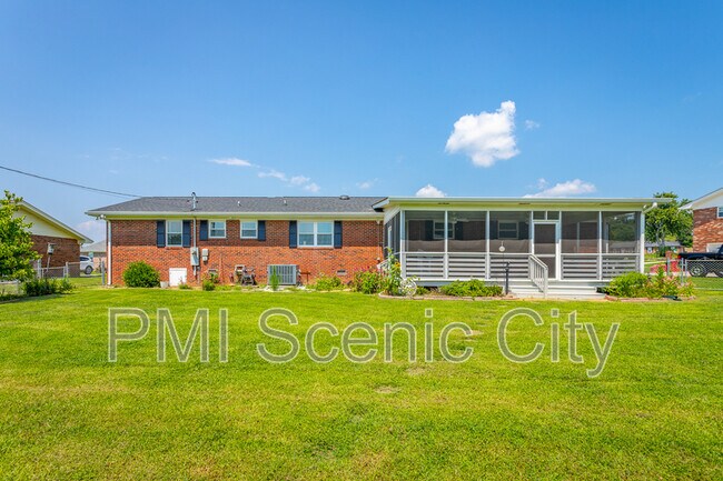 Building Photo - 8140 Holly Crest Dr