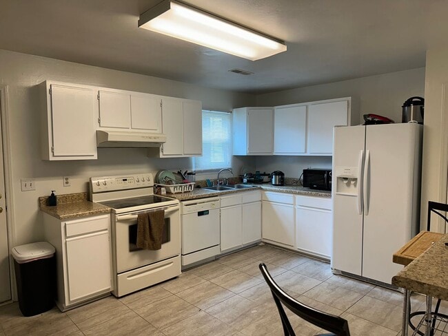 Building Photo - Townhouse in the popular Pheasant Run comm...