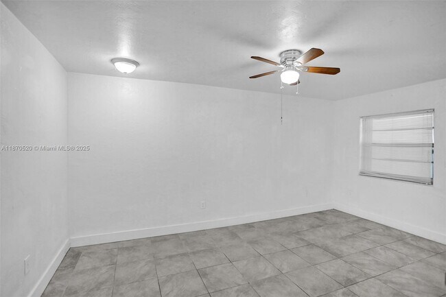 Building Photo - 1860 Venice Park Dr