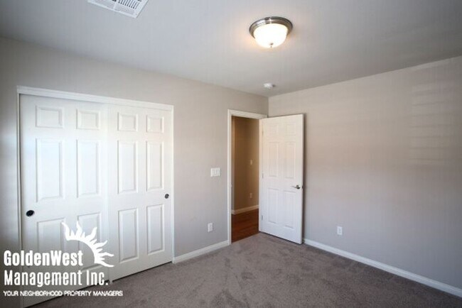 Building Photo - Gorgeous 4Bdm 2.5Ba Home in Southwest Las ...