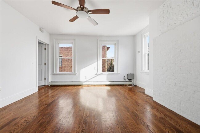 Building Photo - 76 Bowers St