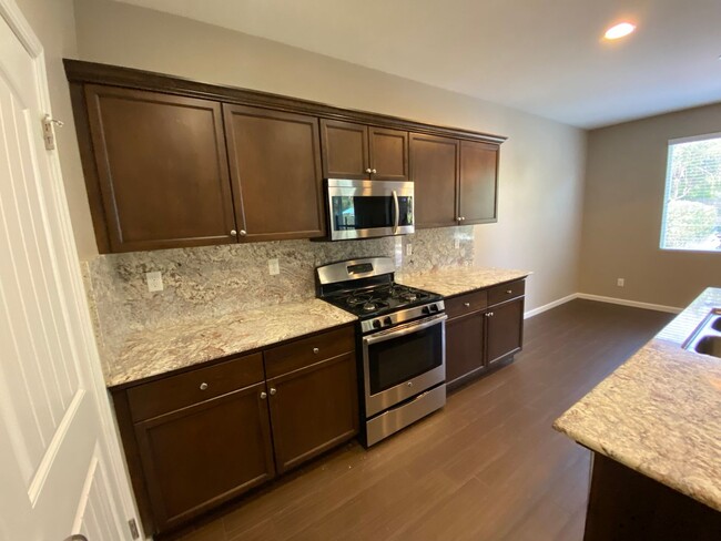 Building Photo - NW Visalia Home Available now, October SPE...