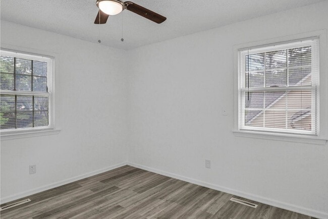 Building Photo - 405 S Montclaire Dr