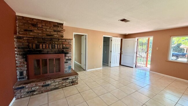 Building Photo - 370 Las Flores Dr