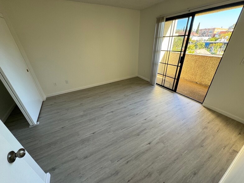 Building Photo - 4633 Vermont Pl