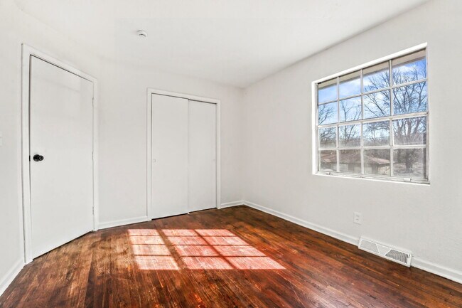 Building Photo - Beautifully Renovated 3 Bedroom Home in KCK Available Now!  1st Month's Rent is FREE!