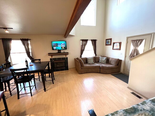 Building Photo - 309 S 15th St