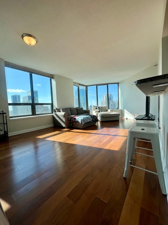 Building Photo - 400 N La Salle Dr