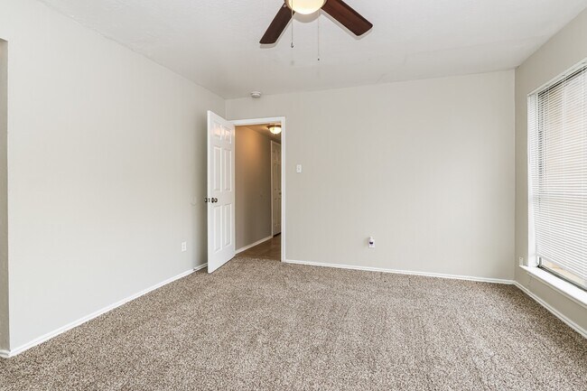 Building Photo - 2322 Piddler Dr