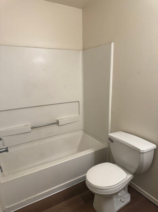 Building Photo - 3BR, 2BA, 2CG