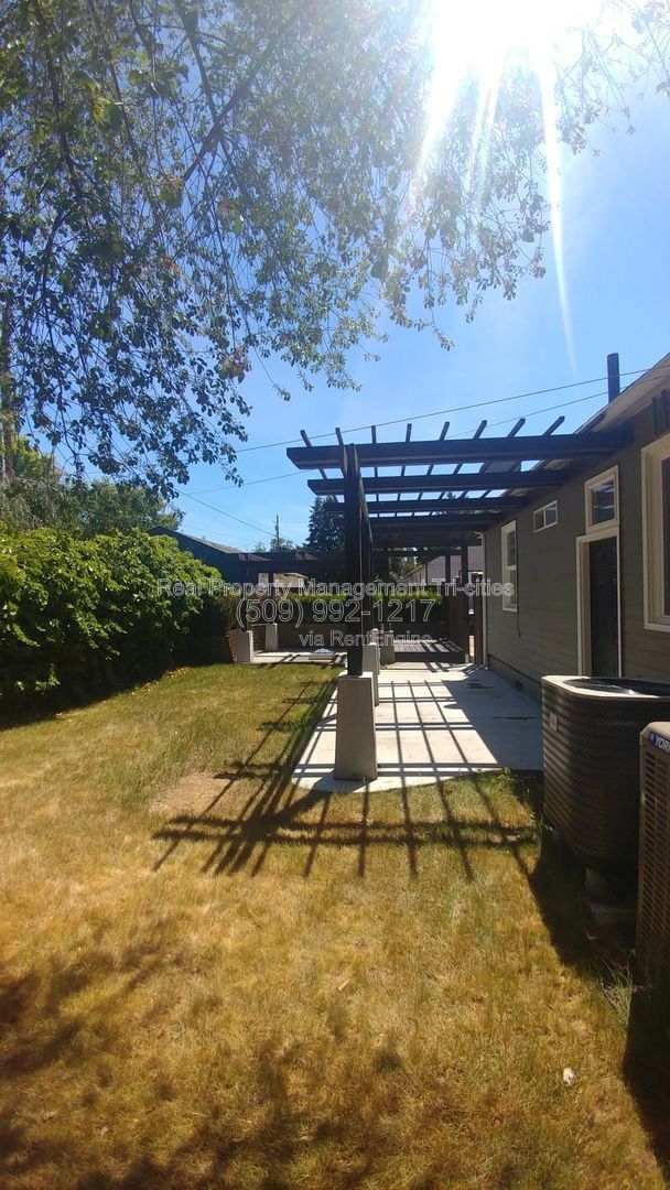 Building Photo - 222 Douglass Ave