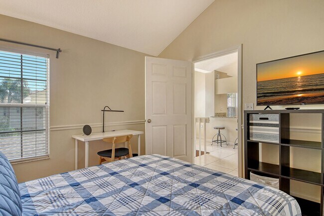 Building Photo - Spacious 3 bedroom, 2 bath condo with a lake view in Palmer Ranch