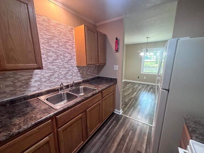 Building Photo - 5523 Livingston Dr