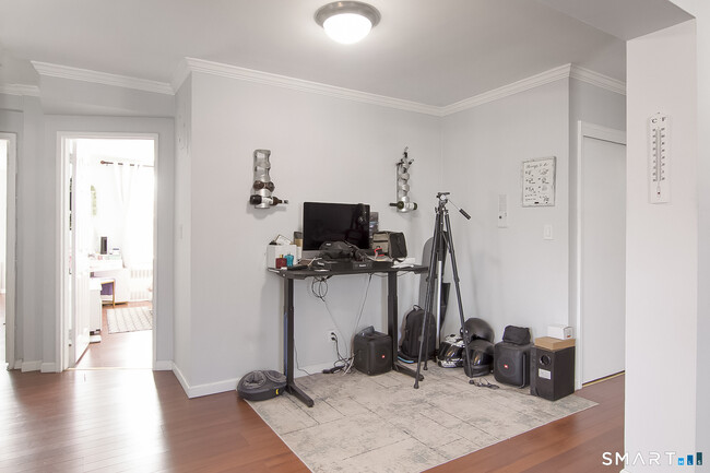 Building Photo - 7 4th St