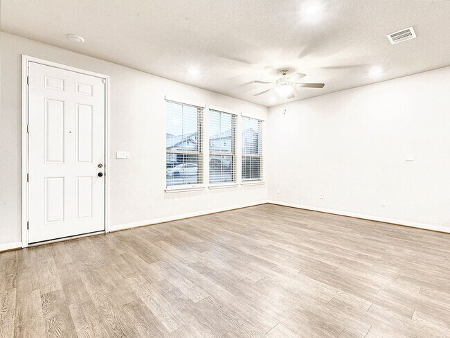Building Photo - Warm & Welcoming 3/BR 2.5 Home in Dripping...