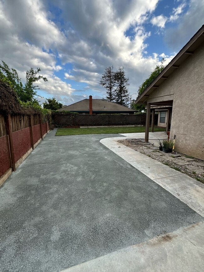 Building Photo - 407 Hoover Ave