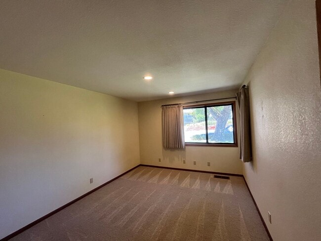 Building Photo - Spacious Home with views of the Irish Hill...