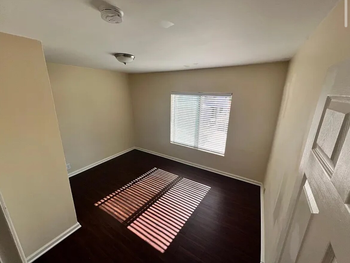 Building Photo - 3525 Hillview Pl