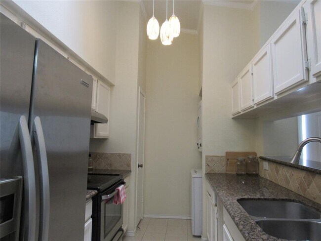Building Photo - 2425 Augusta Dr