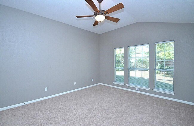 Building Photo - 4611 Silverlake Dr