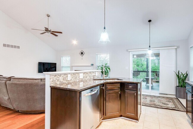 Building Photo - 216 Rockcrest Way