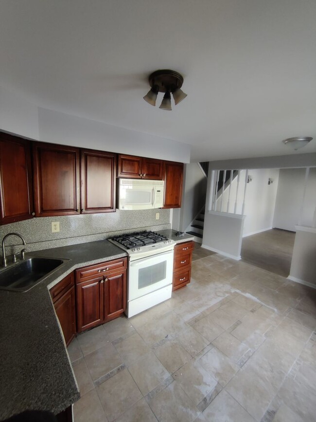 Building Photo - Spacious 3 Bedroom 2.5 Bath Townhome for RENT
