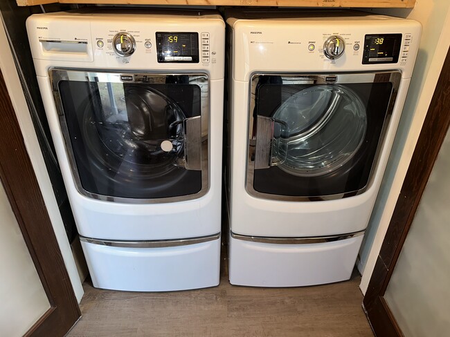 In-Unit Washer & Dryer - 121 Bay St