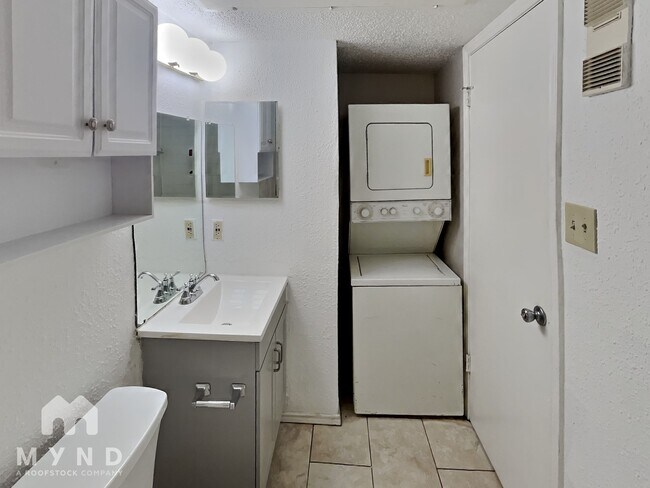 Building Photo - 2301 Basil Dr