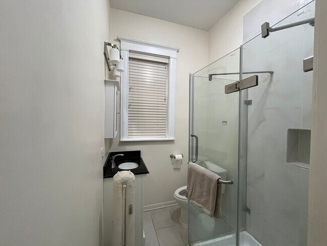 Building Photo - 1359 E 57th St