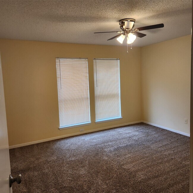 Building Photo - 10013 Spring Pl Dr