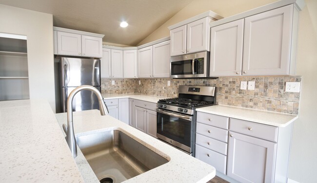 Building Photo - 3 Bedroom, 2 bathroom home on Sunnyside Hill!