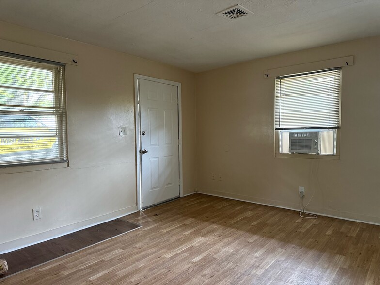 Building Photo - 1008 Anderson Pl